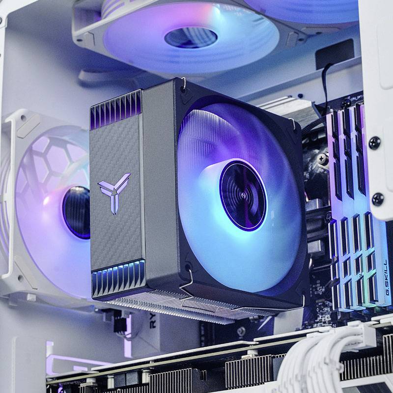 Otevřený počítač s osvětlenými ventilátory a jednotkou chlazení procesoru. Vnitřní prostor má futuristickou estetiku.