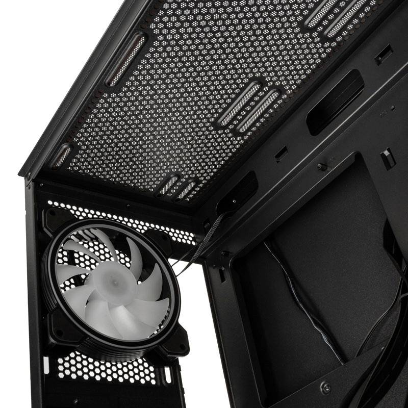 Vnitřní prostor PC skříně: ventilátor vlevo nahoře, správa kabeláže na pravé straně, nabízí přehled hardwarově přívětivého designu.
