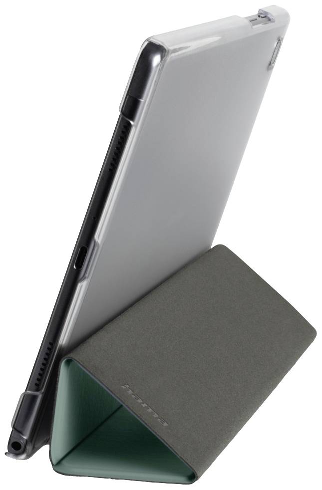 Tablet s šedým ochranným pouzdrem stojí na zeleném trojúhelníkovém stojanu. Originální design, stabilní podpora.