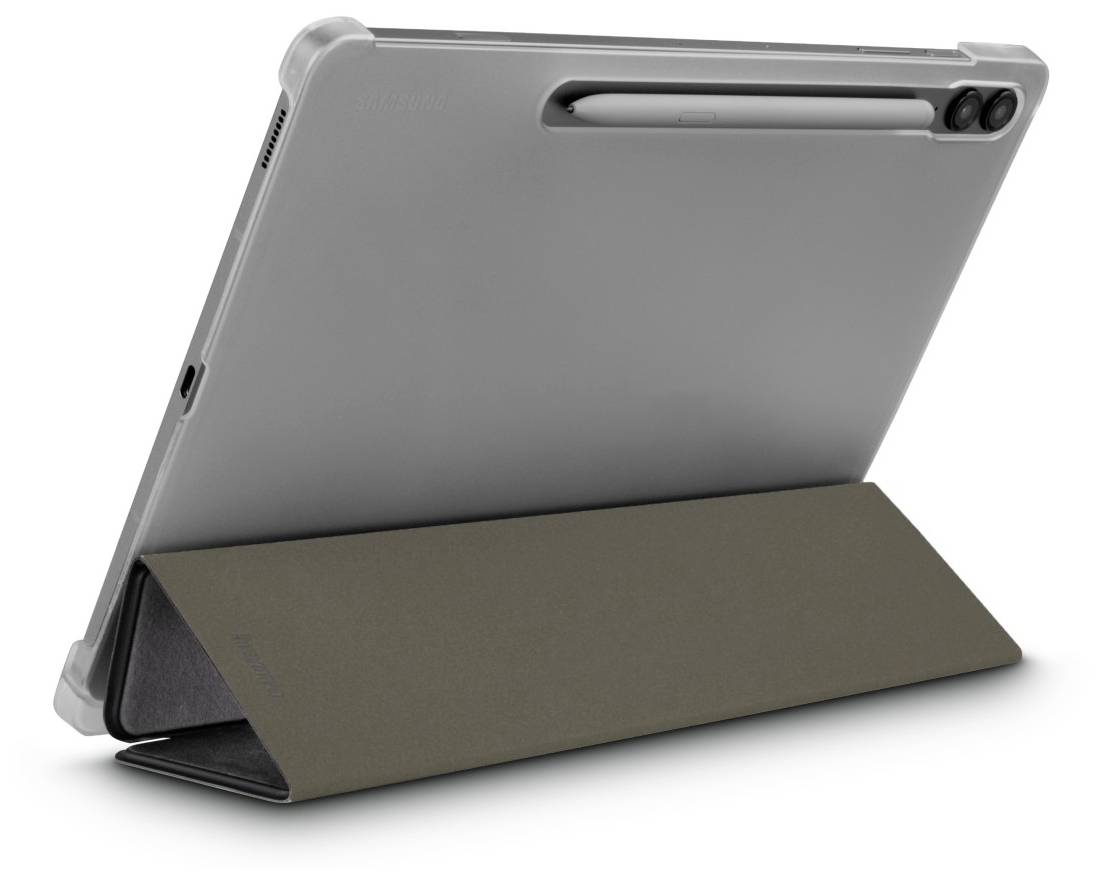 Tablet v ochranném pouzdře s držákem na pero, pohled zezadu pod úhlem. Stojí na skládacím stojánku.