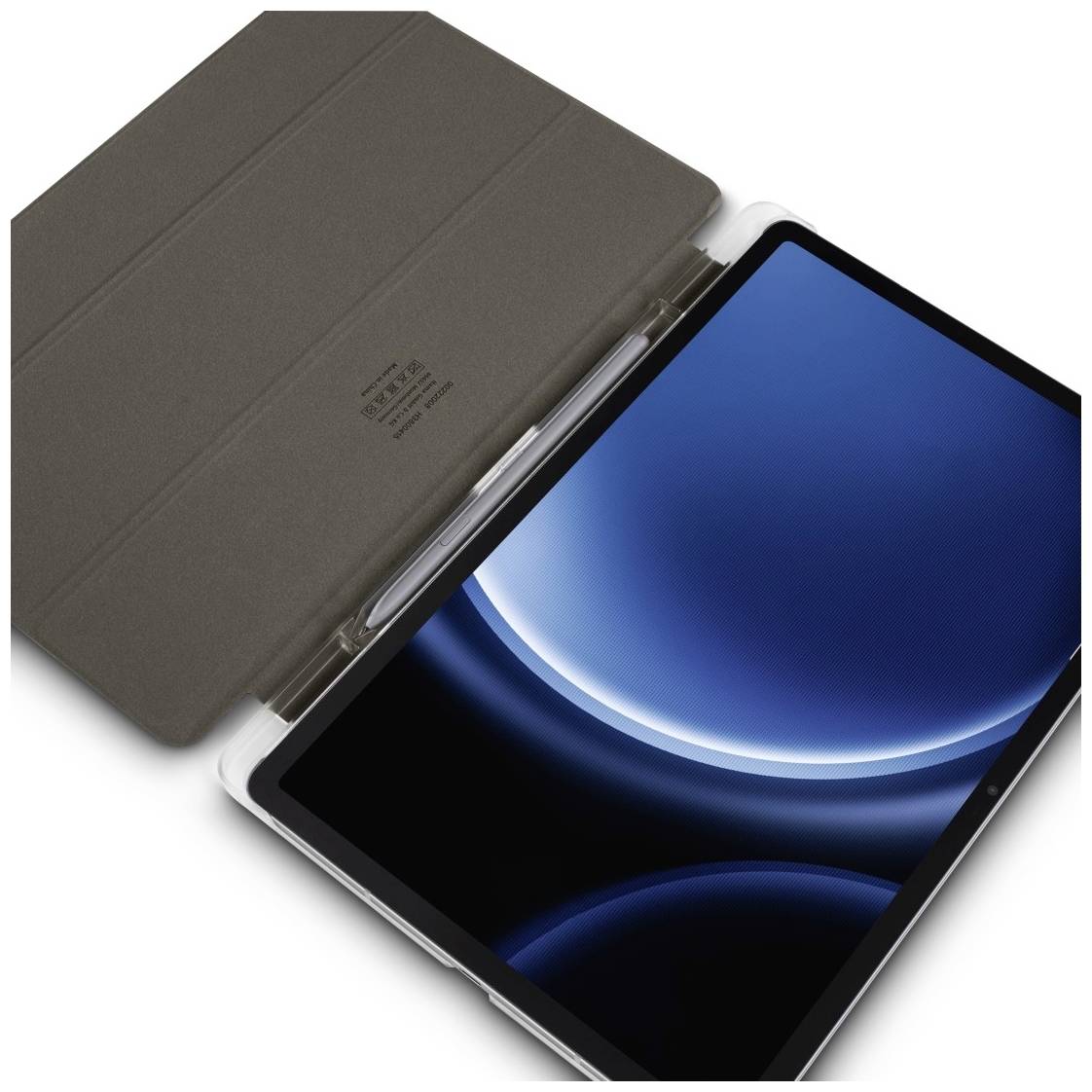 Tablet s černým lesklým displejem leží v otevřeném ochranném pouzdře.