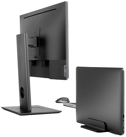Velký monitor stojí na psacím stole. Vedle něj se nachází malá vzpřímená PC jednotka a myš.