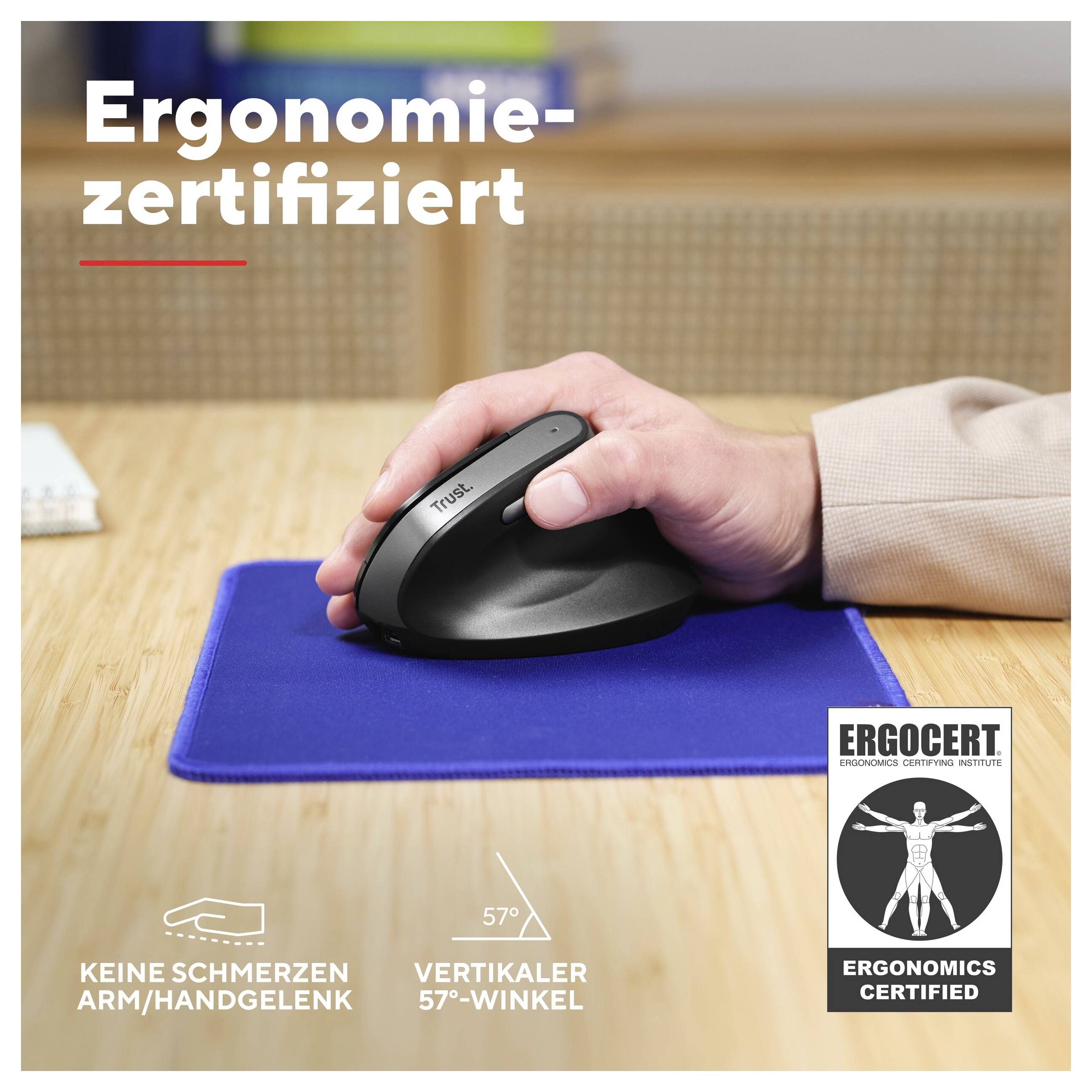 Jedna ruka ovládá ergonomicky certifikovanou vertikální myš na modré podložce pod myš. Text: 'Žádné bolesti paže/zápěstí, vertikální úhel 57°'.
