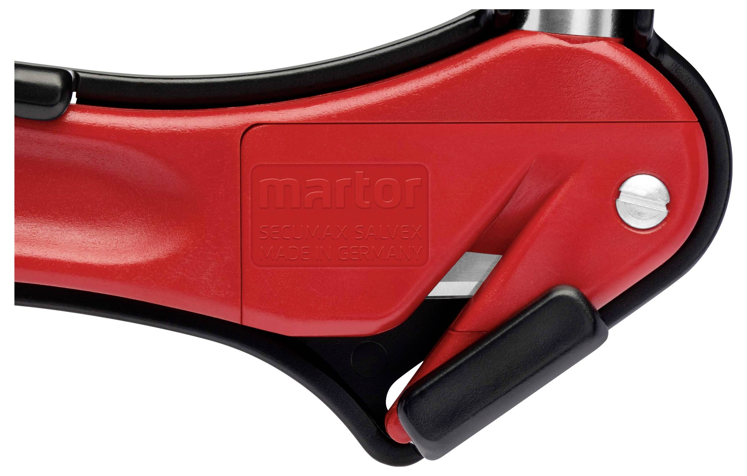 Červený bezpečnostní nůž s ergonomickou rukojetí a černou čepelí je zobrazen na bílém pozadí.