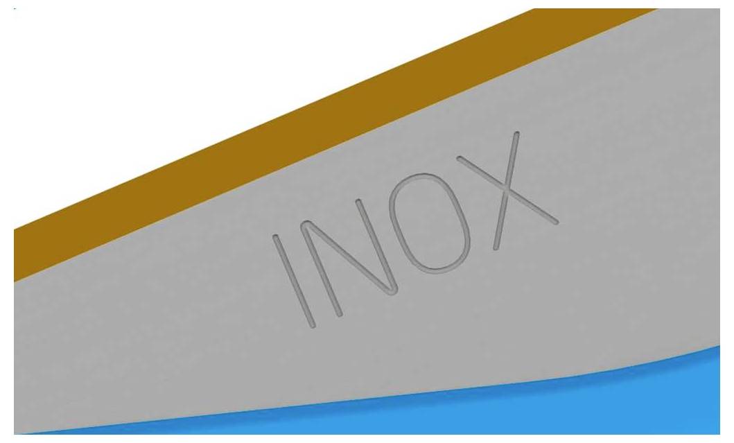 Čepel s gravírováním "INOX" ukazuje roh s stříbrným kovovým povrchem na pozadí v hnědé a modré barvě.