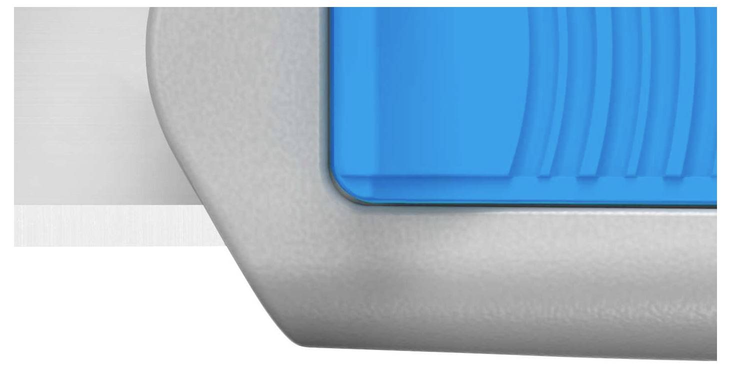 Detailní záběr šedé a modré rukojeti holicího strojku.