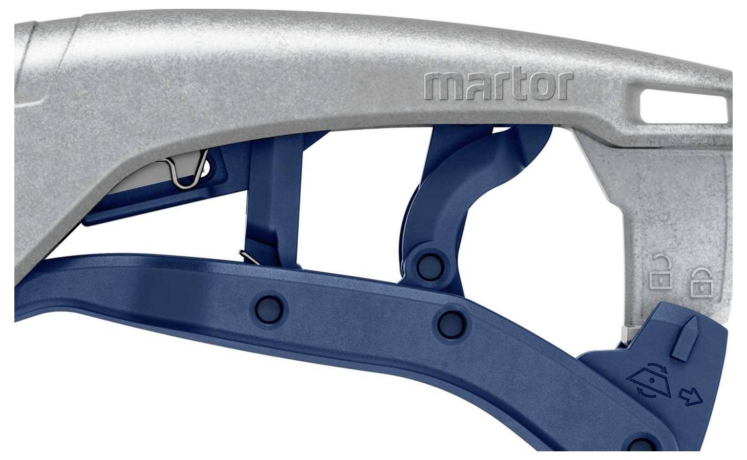 Modro-šedá rukojeť bezpečnostního nože s uzávěrem a mechanismem odjištění, částečně zakrytým držákem čepele a logem 'martor'.