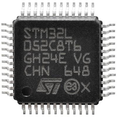 Integrovaný obvod s nápisem 'STM32L052C8T6'. Logo výrobce a identifikační značení viditelné na povrchu.