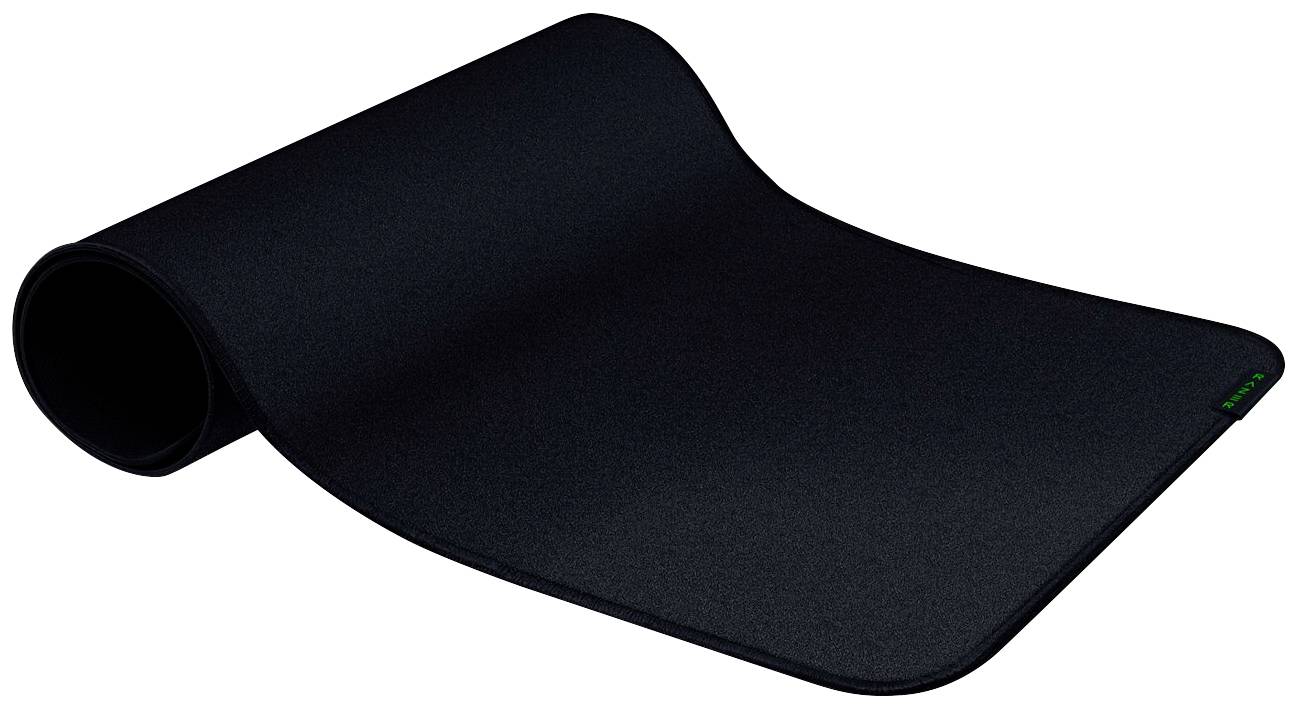 Černá podložka pod myš, lehce svinutá, na bílém pozadí.