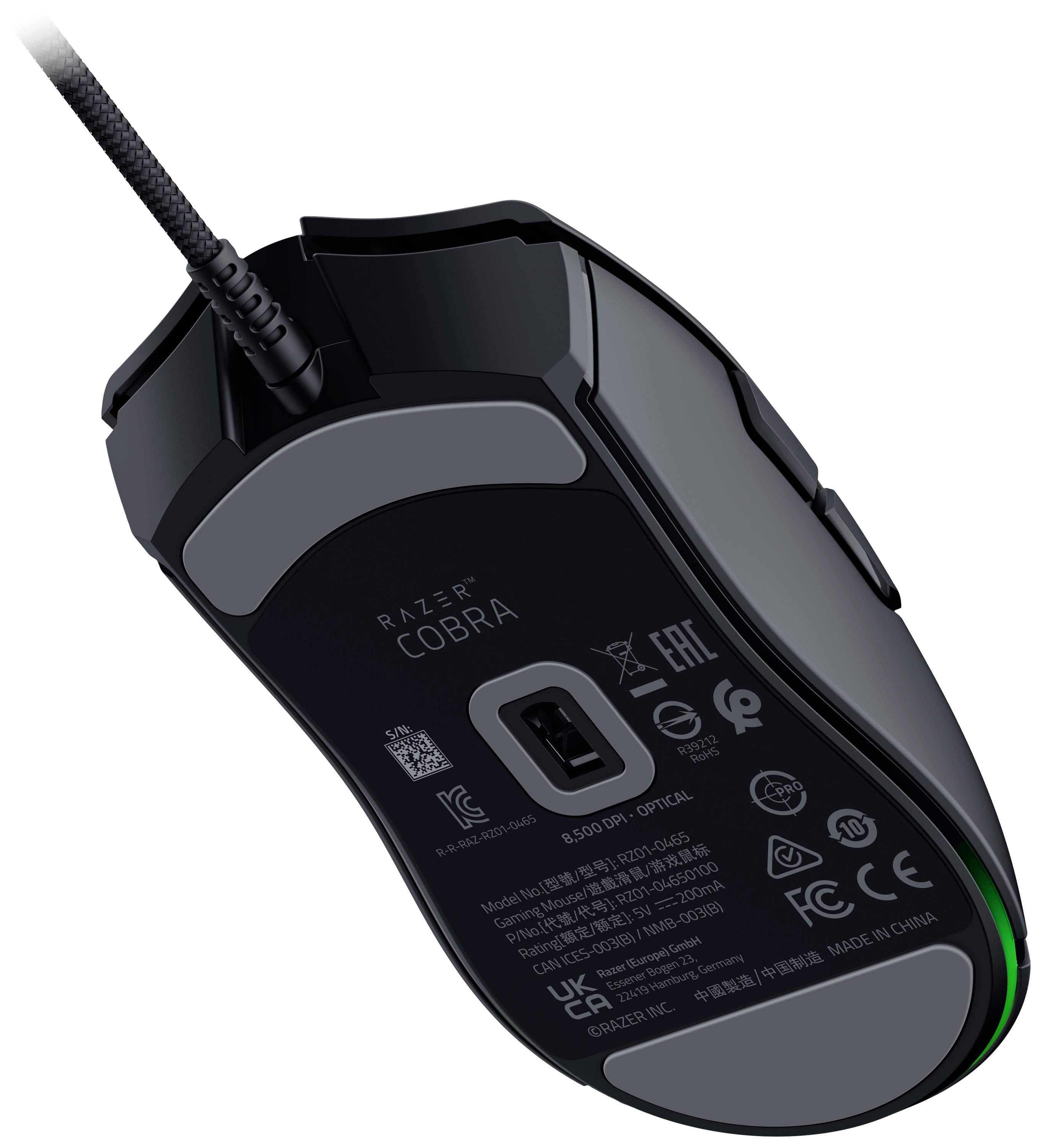 Černá herní myš s USB kabelem, zobrazující logo 'Razer COBRA' a technické symboly na spodní straně.