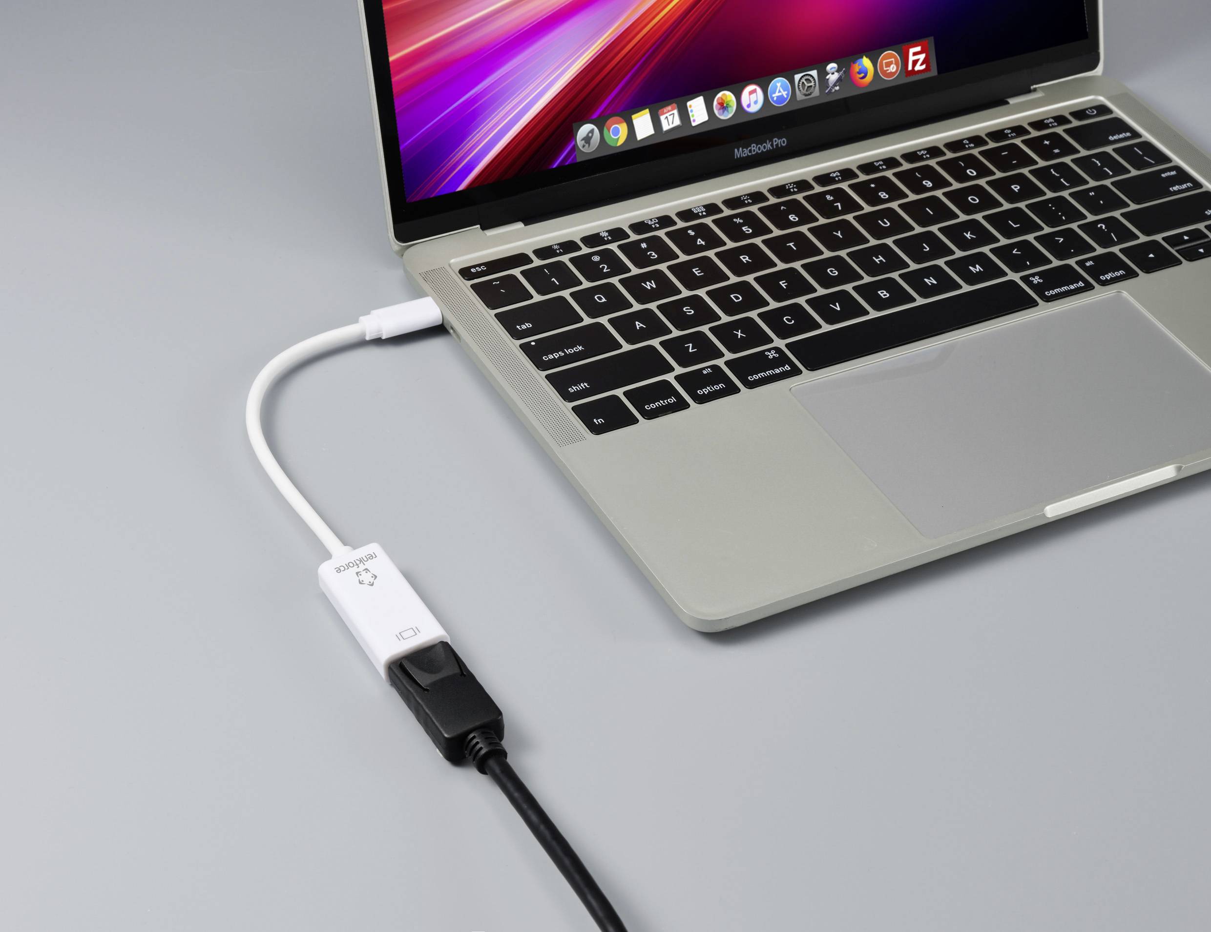 Notebook je připojeno k adaptéru pomocí USB kabelu. Na displeji je zobrazen plocha.