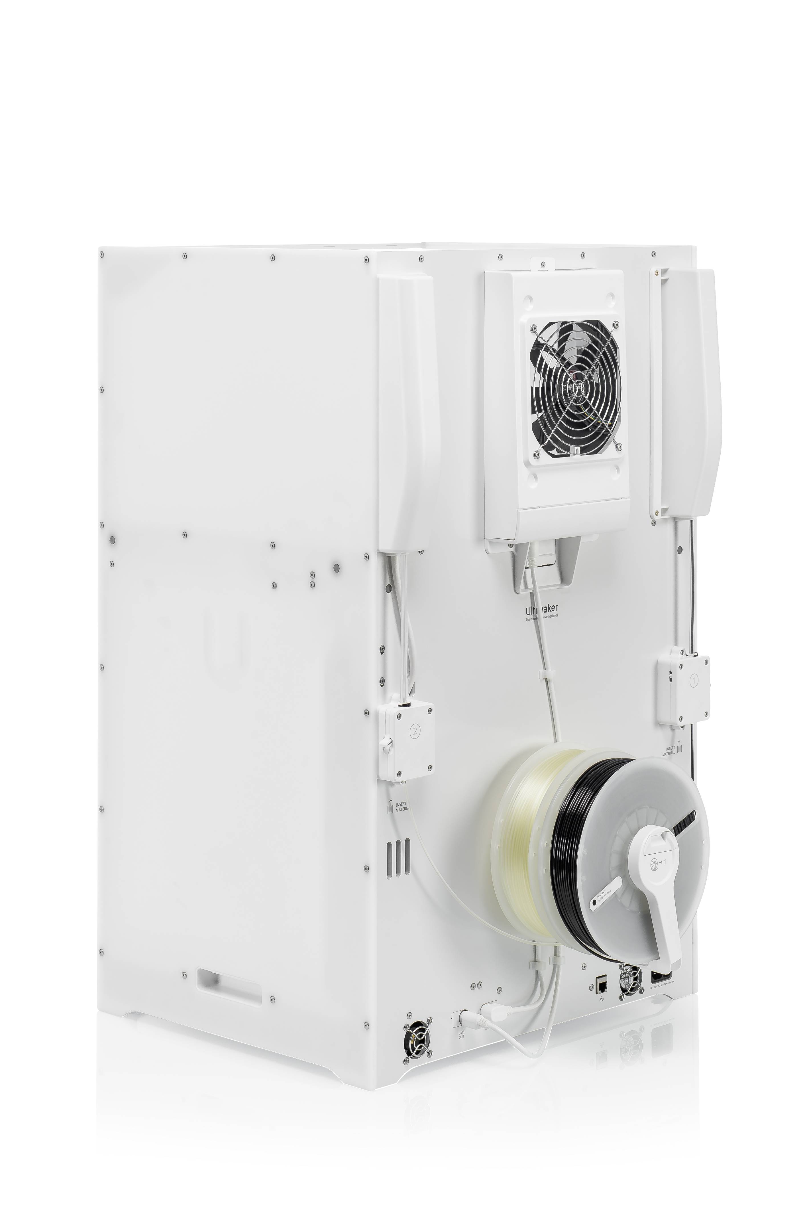 Bílé 3D tiskové zařízení s integrovaným ventilátorem a navinutou rolovací cívkou s filamentem na pravé straně. Pohled zezadu, zaměřený na technické detaily.