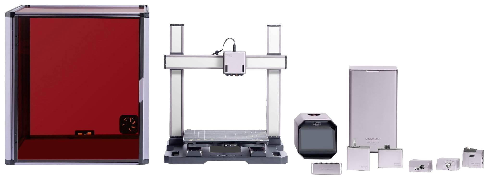 Různé 3D tiskárny a příslušenství umístěné vedle sebe. Vlevo uzavřená tiskárna, uprostřed otevřená tiskárna, vpravo několik modulů.