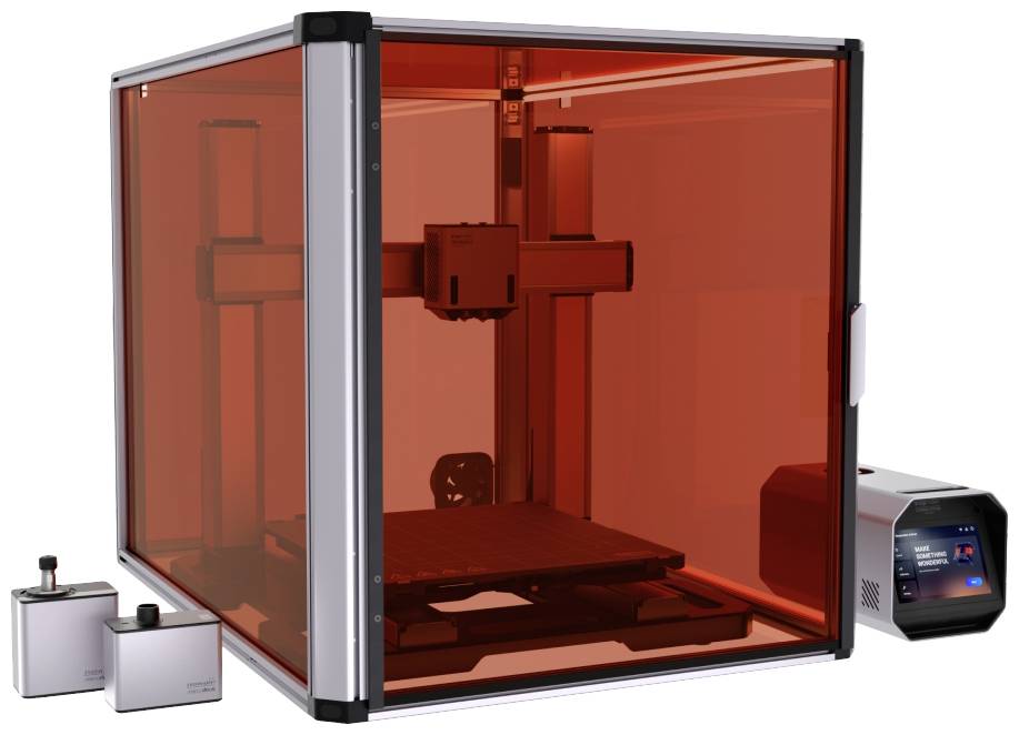 3D tiskárna s červeným krytem, dvěma nádobkami na pryskyřici a ovládacím panelem vpravo.