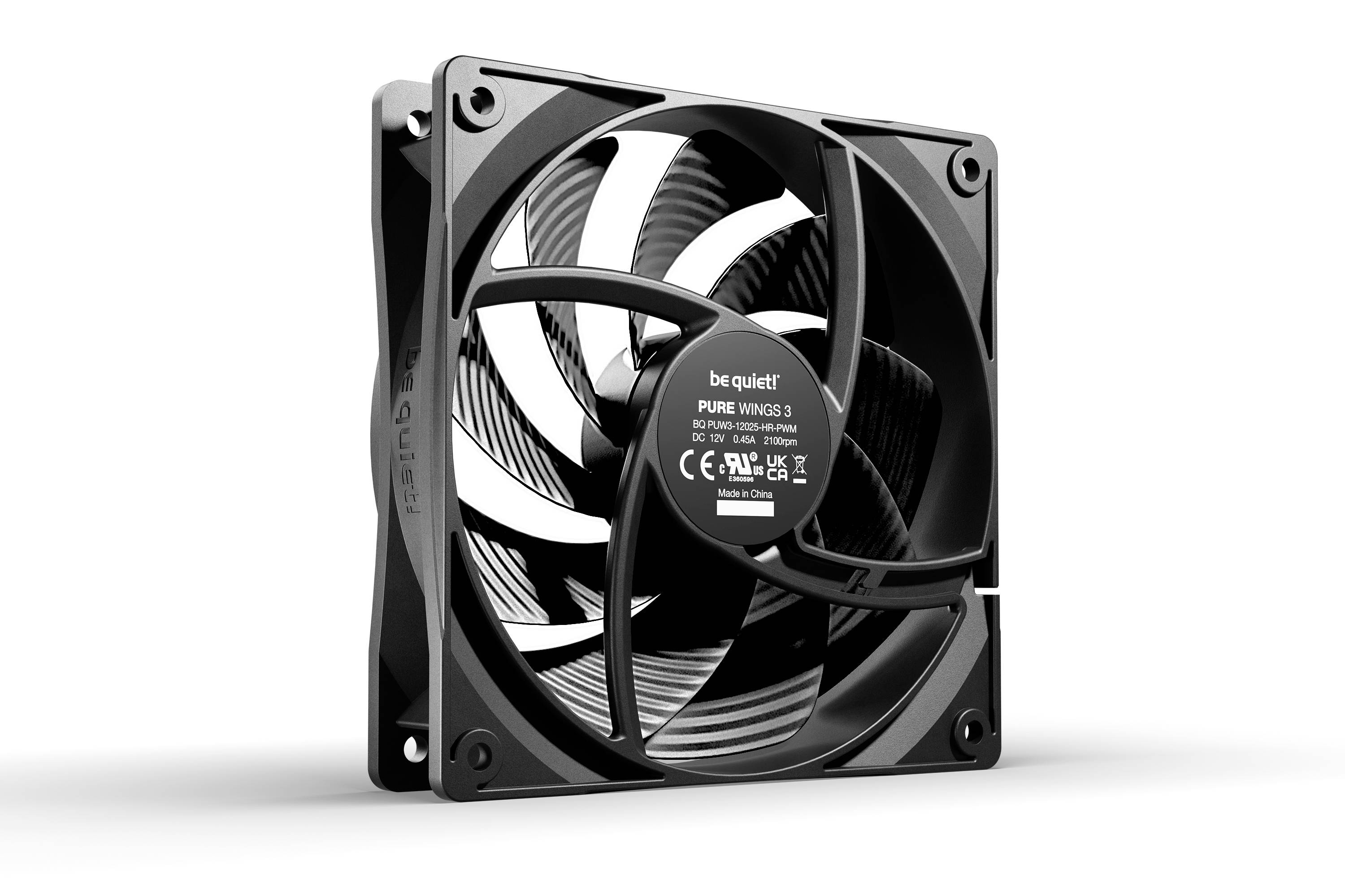 Černý 120mm ventilátor skříně s zakřivenými lopatkami, označený jako 'be quiet! Pure Wings 3'. Navržený pro tiché chlazení.