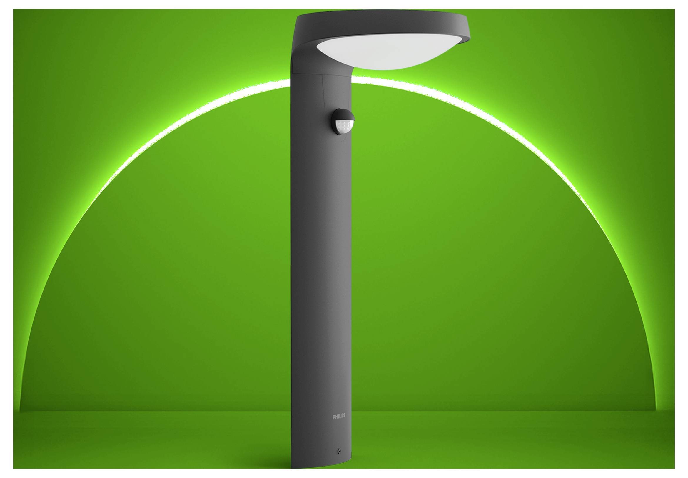 Moderní šedá pouliční lampa umístěná uprostřed na světle zelené pozadí se zářícím obloukovitým haleem.