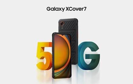 Dva smartphony Samsung Galaxy XCover7 před velkými 3D písmeny '5G', které zdůrazňují robustnost a moderní konektivitu.