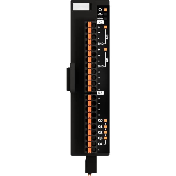 Černý elektronický modul s oranžovými připojovacími svorkami a popisy, zobrazuje technické detaily průmyslového řídicího zařízení.