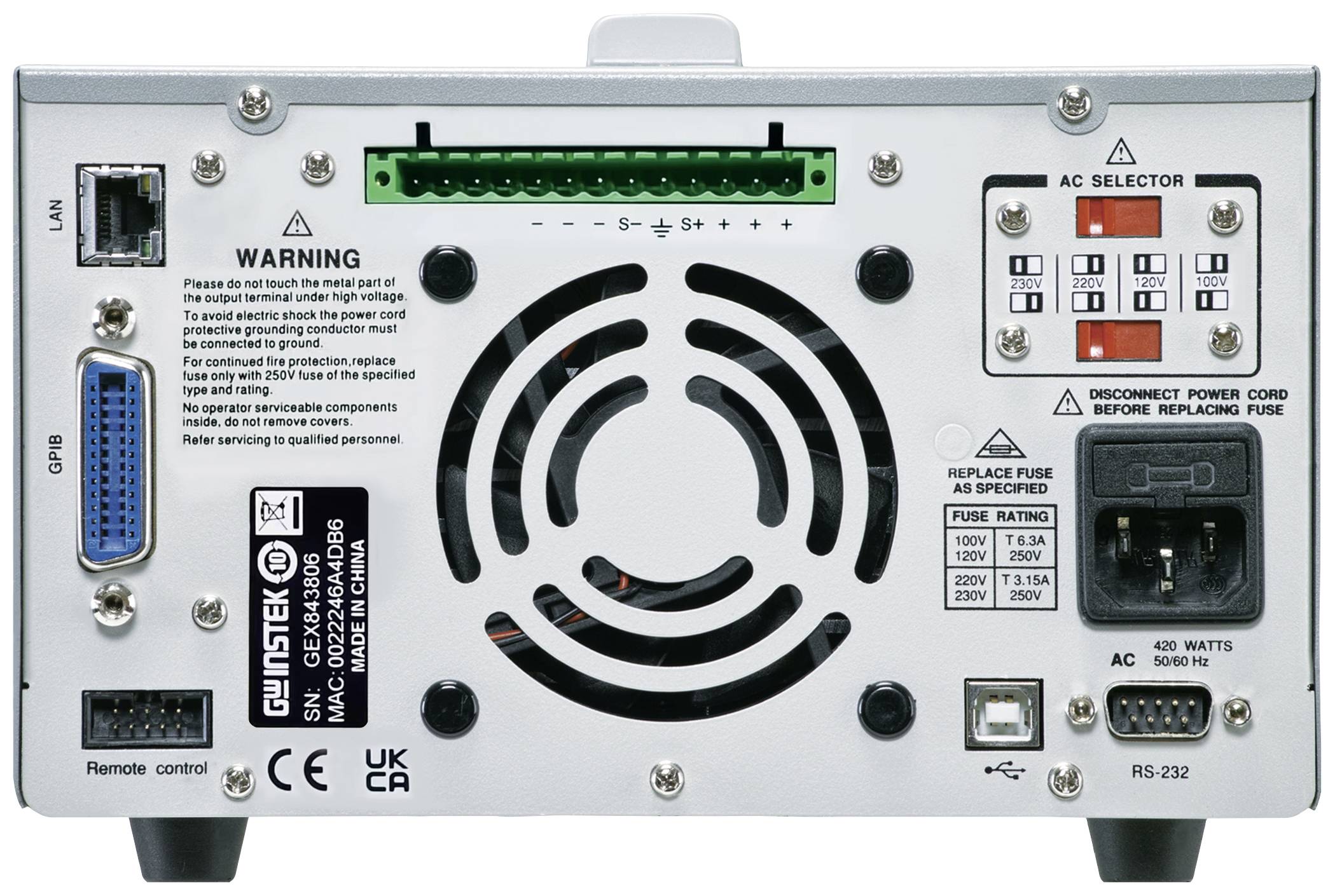 Zadní strana elektronického zařízení s ventilací, konektory pro LAN, GPS, RS-232 a dálkové ovládání, pojistkami a nastavením napětí.