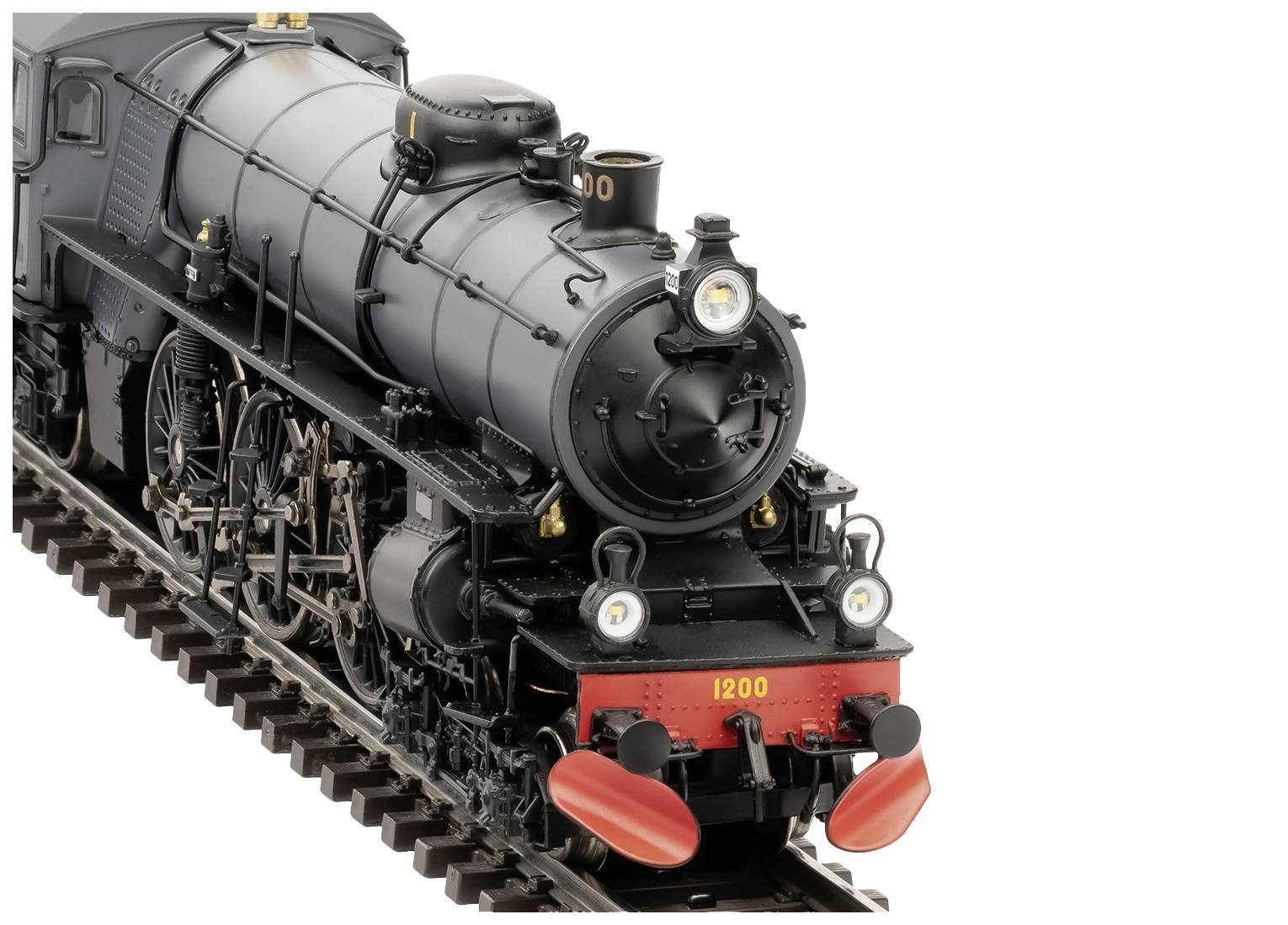 Černý, detailní model parní lokomotivy na kolejích, pohled zepředu, s číslem '1200'.