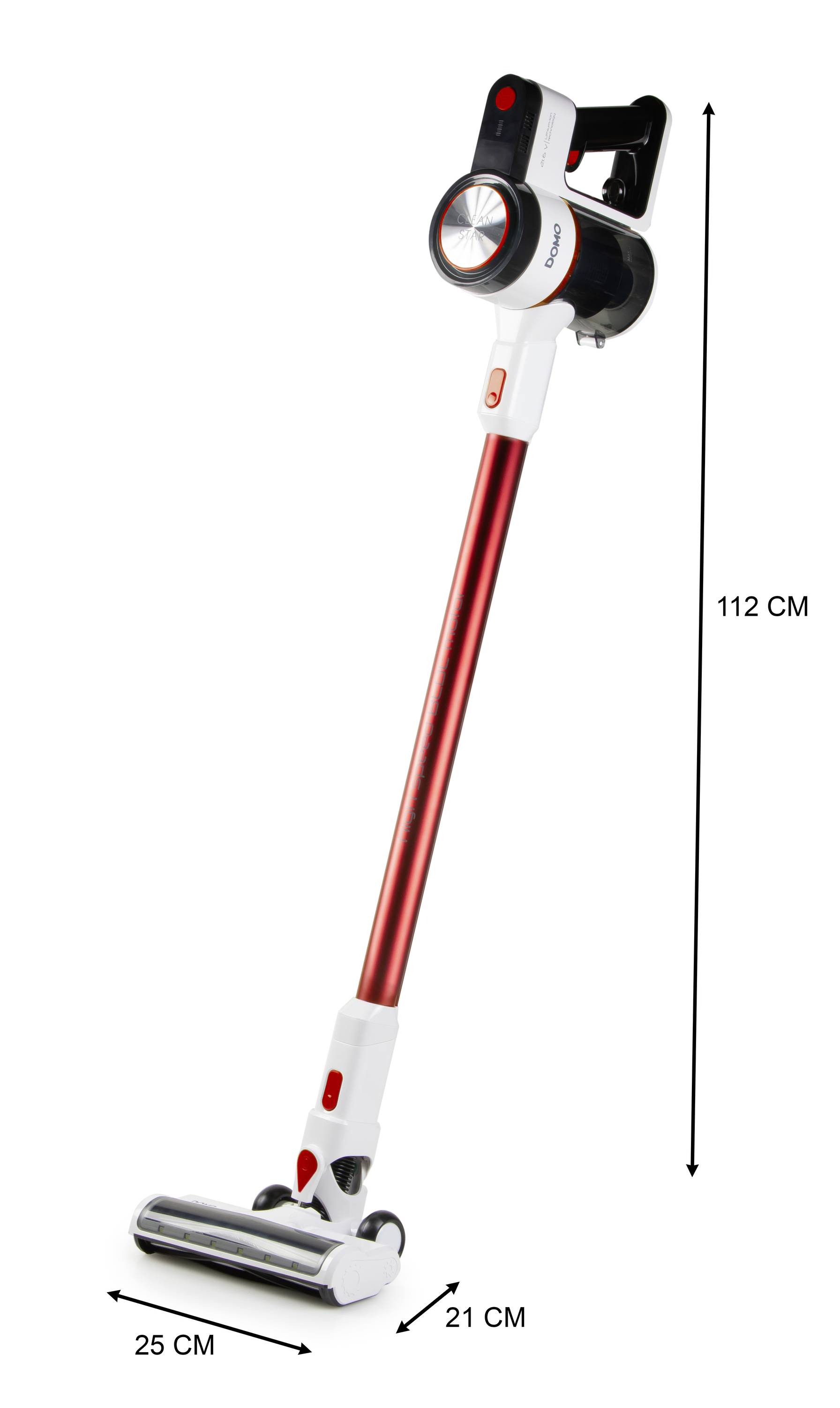 Bezdrátový vysavač s červeným tělem, dlouhým 112 cm. Stojící model s kolečky na hubici, celková délka hlavy 25 cm, šířka 21 cm.