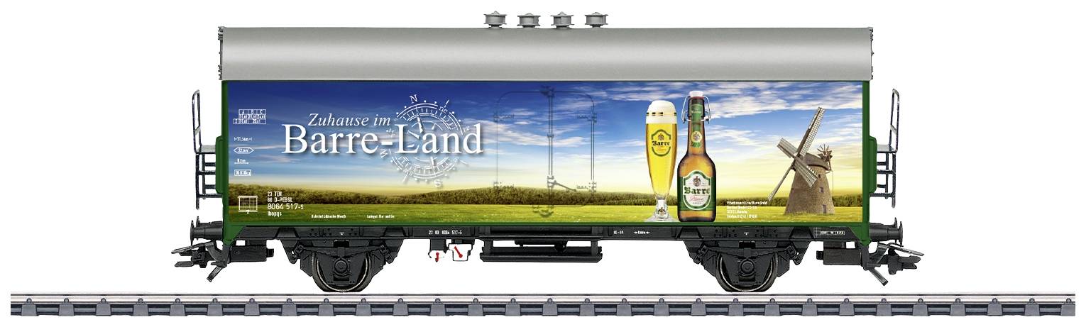 Na obrázku je železniční vagon s reklamním nápisem na pivo Barre, včetně motivu krajiny a větrné elektrárny.