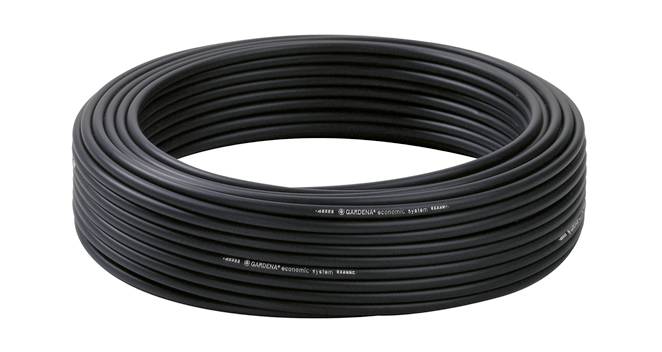 Velká, svinutá černá kabelová cívka leží na bílém pozadí. Kabel vypadá dlouhý a tlustý, vhodný pro venkovní použití.