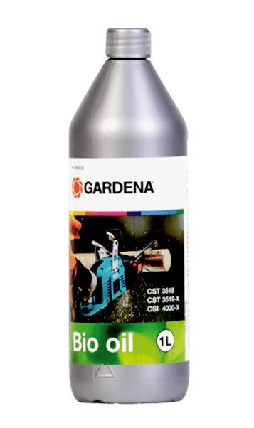 Jednolitrová láhev Gardena bio-oleje, vhodná pro motorové pily. Etiketa zobrazuje motorovou pilu v provozu a informace o produktu.