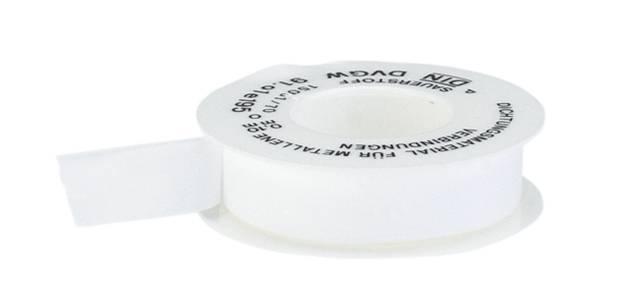 Role bílé těsnicí pásky, často používané pro sanitární a instalatérské práce k utěsnění závitových spojů.