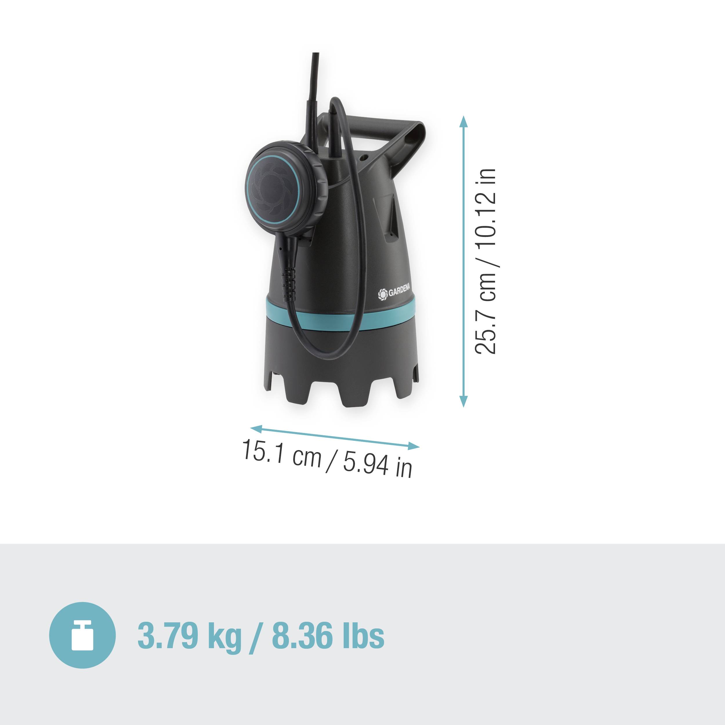 Šedá ponorná čerpadlo s modrou linkou. Rozměry: 25,7 cm výška, 15,1 cm průměr. Hmotnost: 3,79 kg. Zobrazeno s měřítkem.