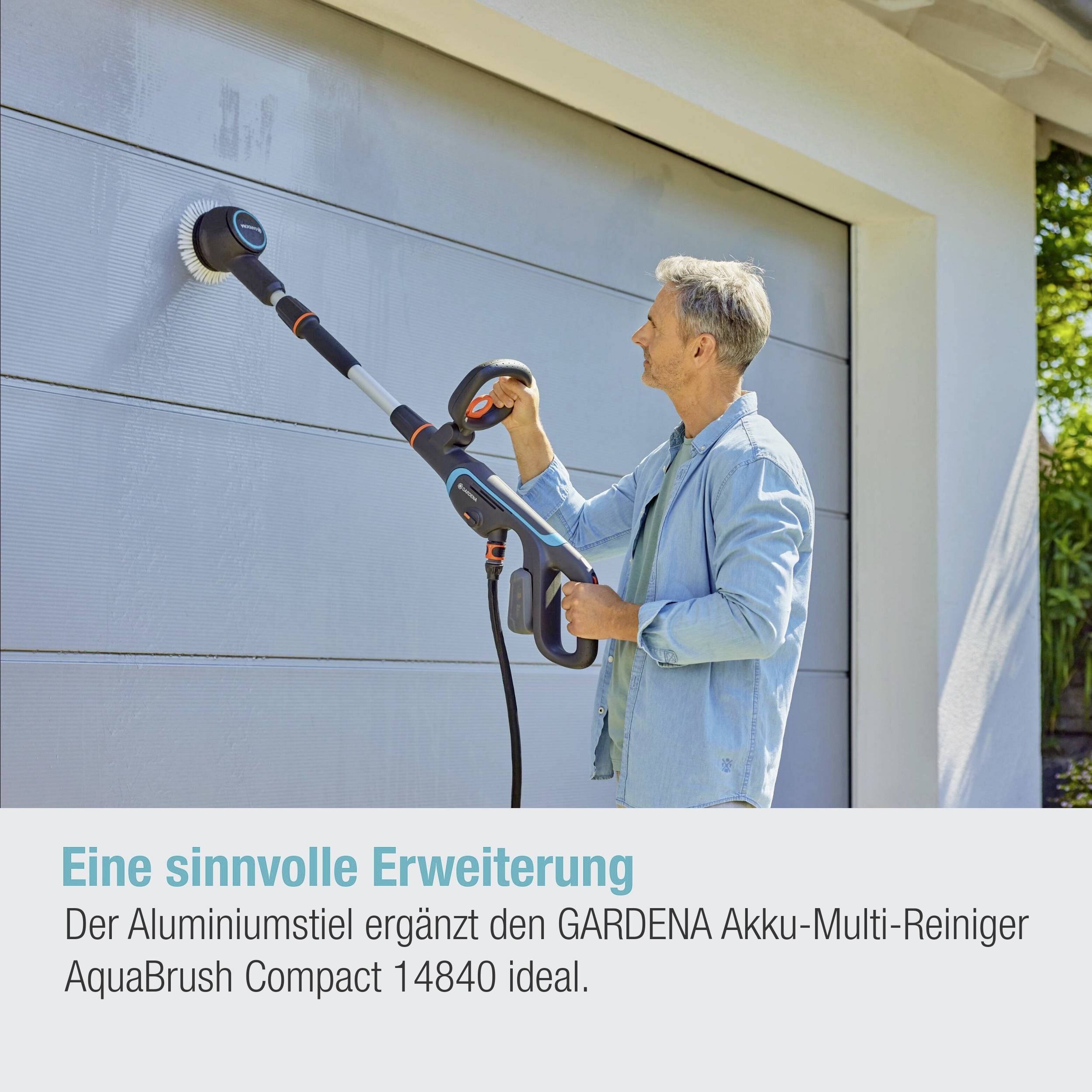 Muž čistí garážová vrata vysokotlakým čističem značky Gardena. Text níže popisuje zařízení jako užitečné příslušenství.