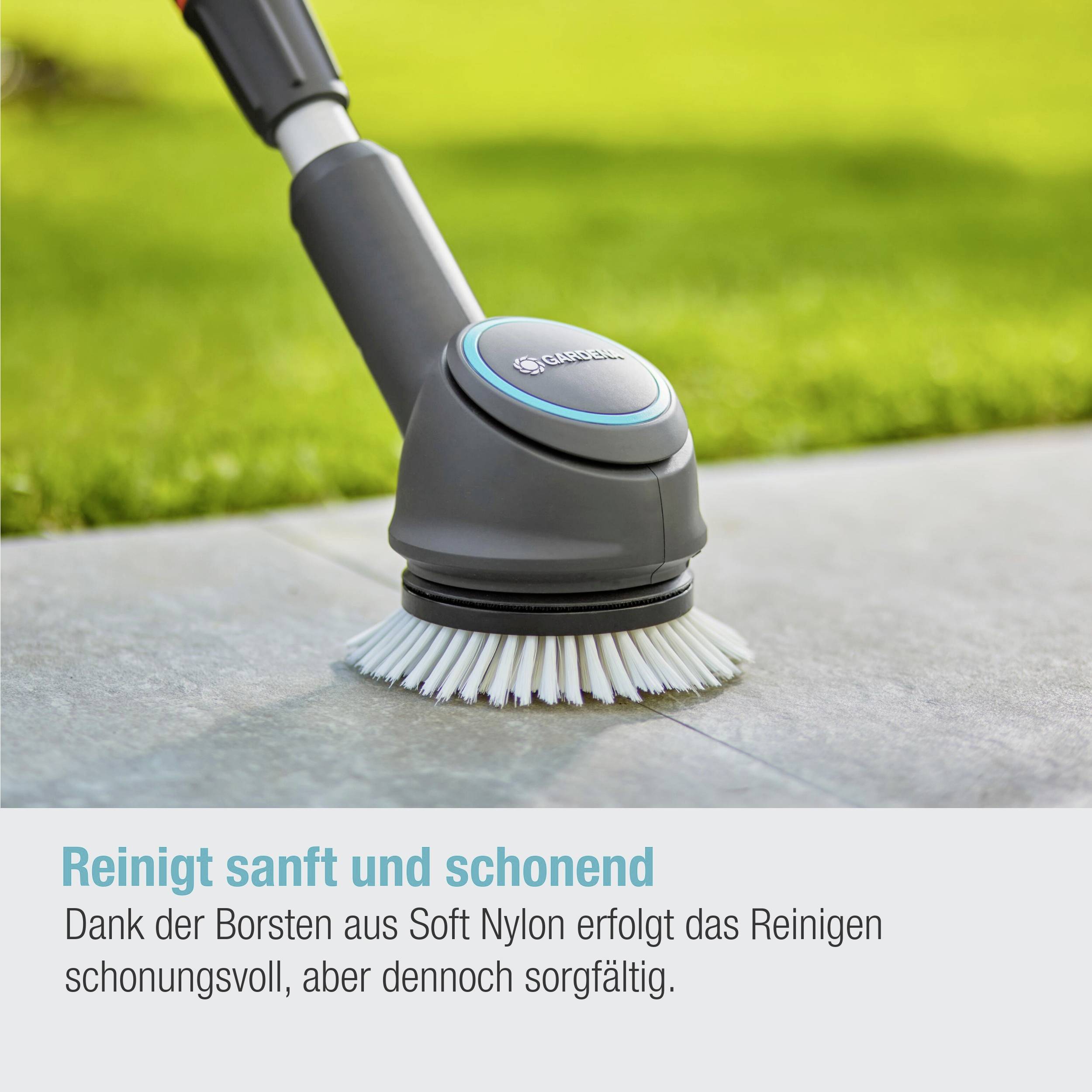 Čisticí kartáč na podlahové krytině s měkkými nylonovými štětinami pro důkladné a šetrné čištění.