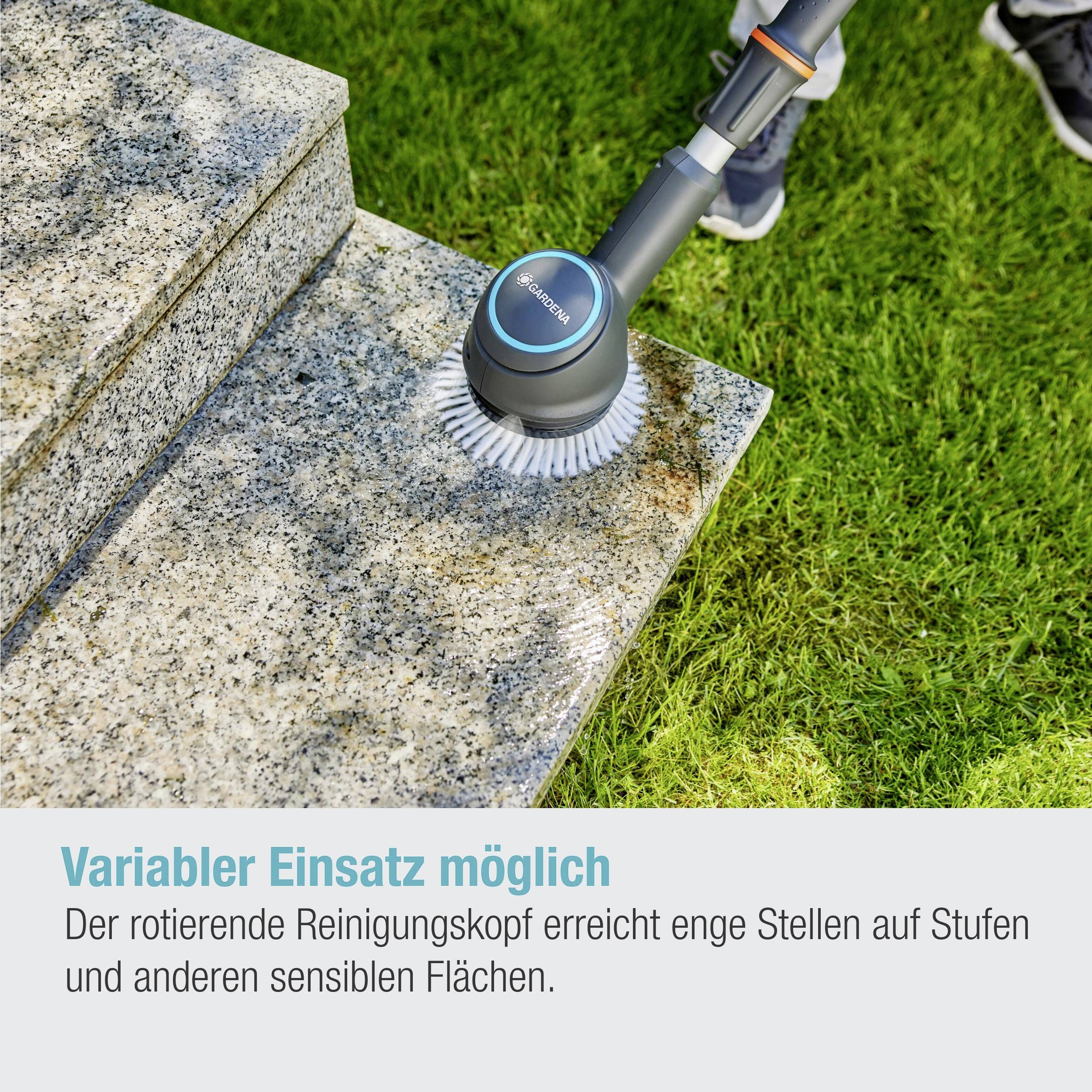 Rotující kartáč čistí kamenné schody. Text: 'Variabilní použití umožňuje čištění úzkých míst a citlivých ploch.'