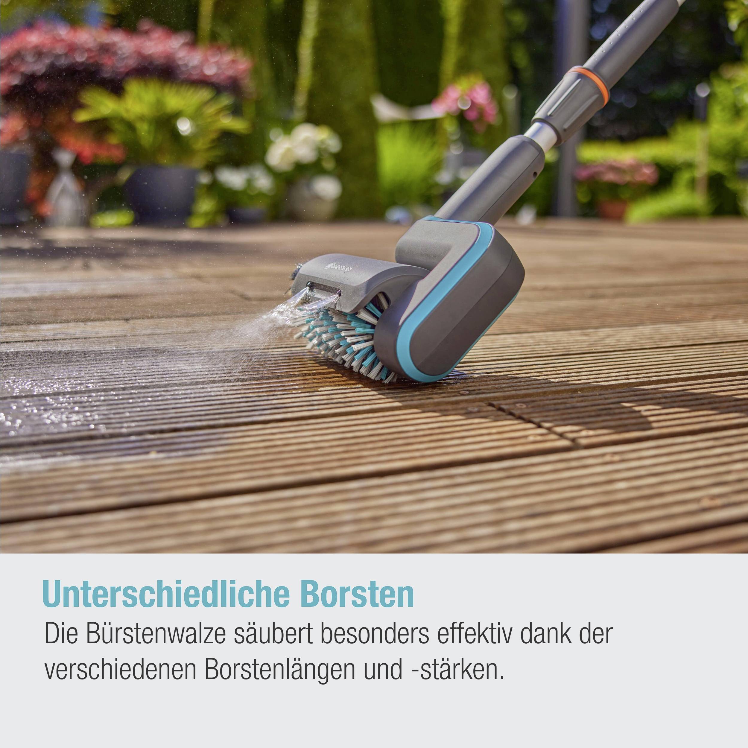 Čisticí zařízení čistí dřevěnou terasu vodním paprskem. Text: 'Různé štětiny pro zvlášť efektivní čištění'.