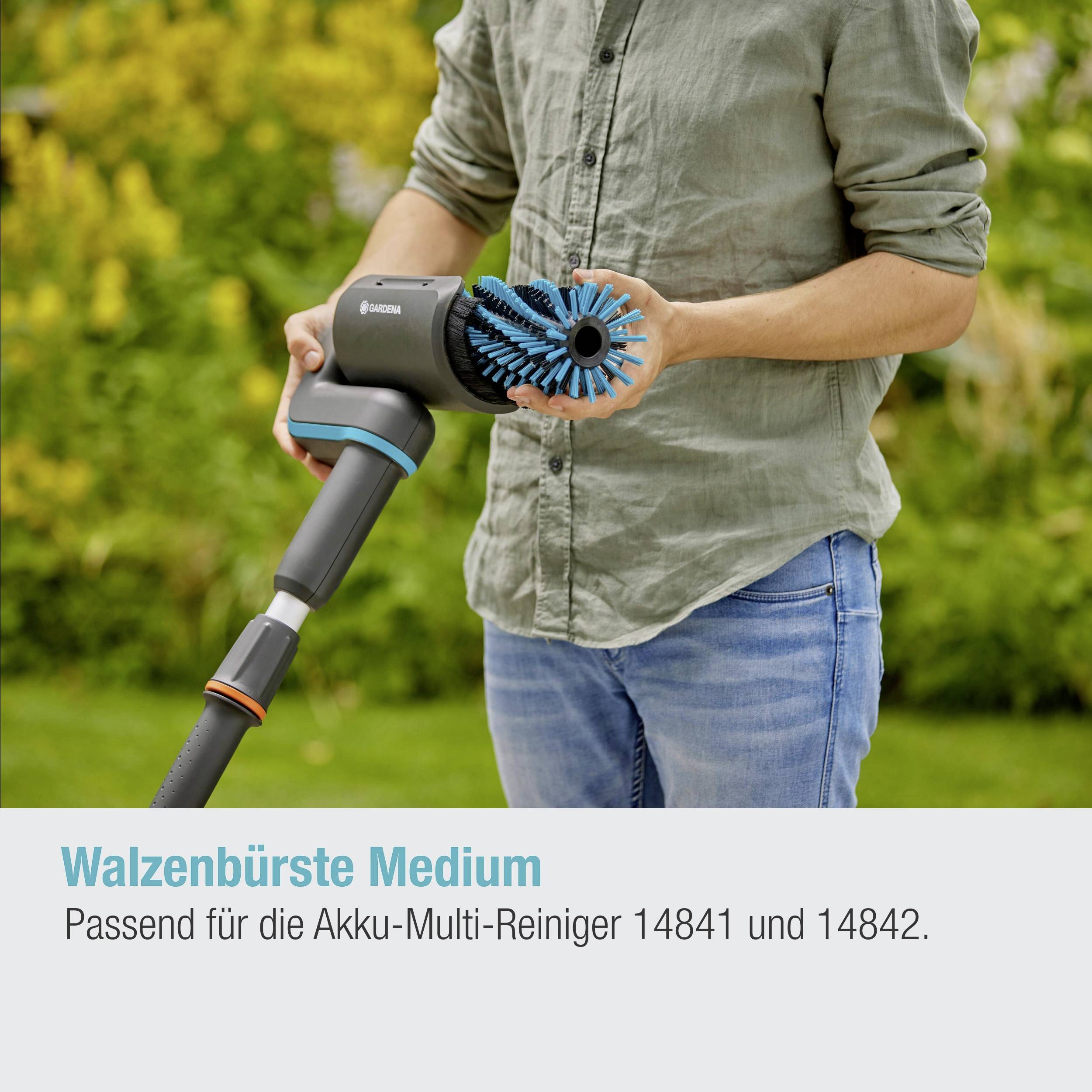 Osoba drží válcový kartáč pro akumulátorový víceúčelový čistič. Popis produktu: 'Válcový kartáč pro akumulátorové víceúčelové čističe 14841 a 14842'.