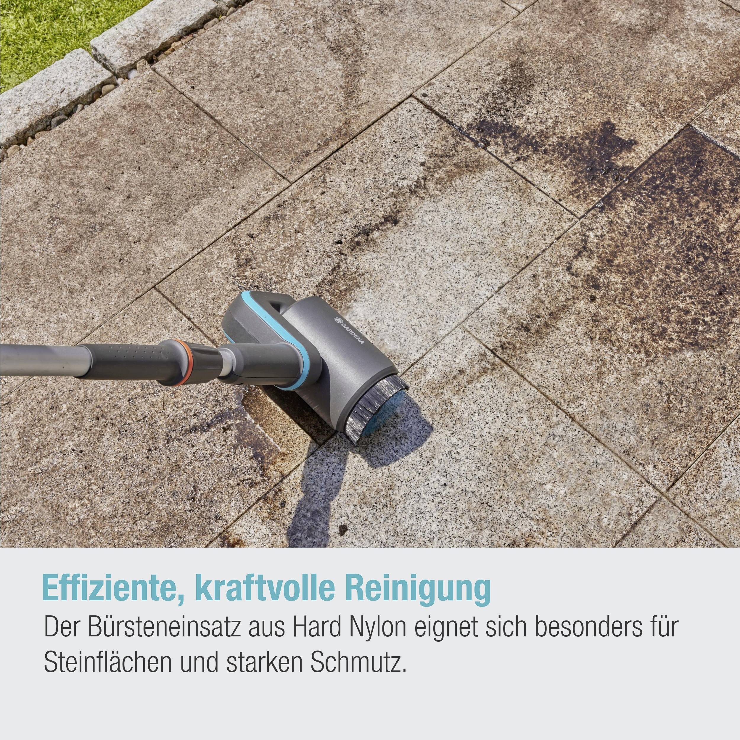 Elektrické čisticí zařízení s kartáčovou nástavbou odstraňuje špínu z kamenné terasy. Text: Efektivní čištění pro silné znečištění.