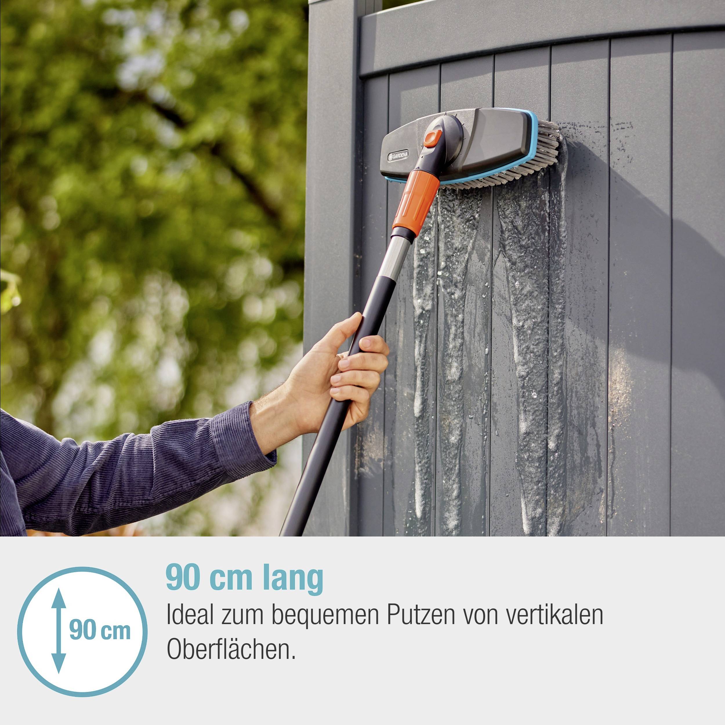 Osoba čistí okenní sklo dlouhou čisticí pomůckou. Text: '90 cm dlouhá, ideální pro pohodlné čištění svislých povrchů.'