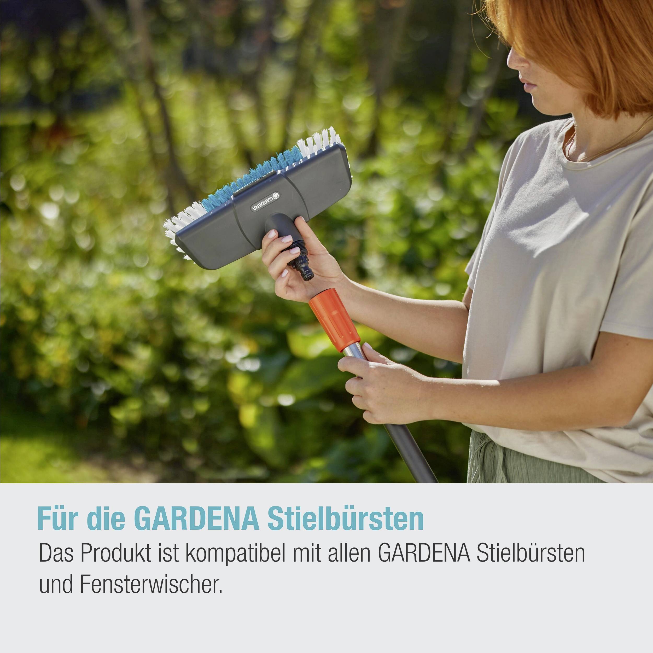 Osoba drží smetáček na rukojeť značky GARDENA v zahradě. Text dole informuje o kompatibilitě produktu se všemi smetáčky na rukojeti a stěrkami oken GARDENA.