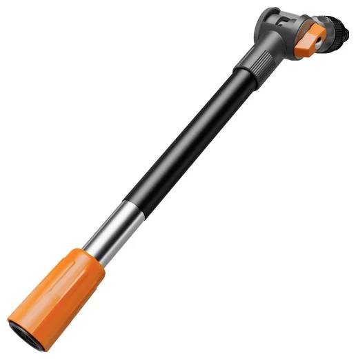Černá zahradní hadice s oranžovým otočným knoflíkem pro regulaci vodního toku. Ideální pro přesné zavlažování.