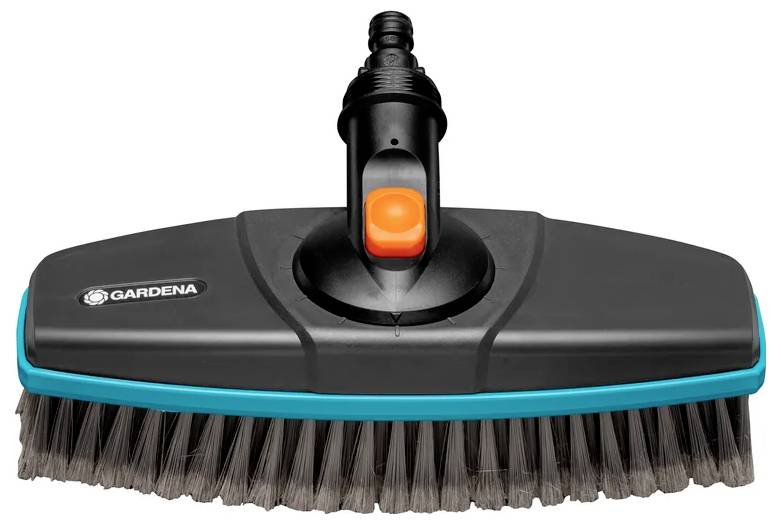 Černý čisticí kartáč s modrým lemováním a oranžovým tlačítkem, určený pro zahradní použití, s bristlemi na spodní straně.