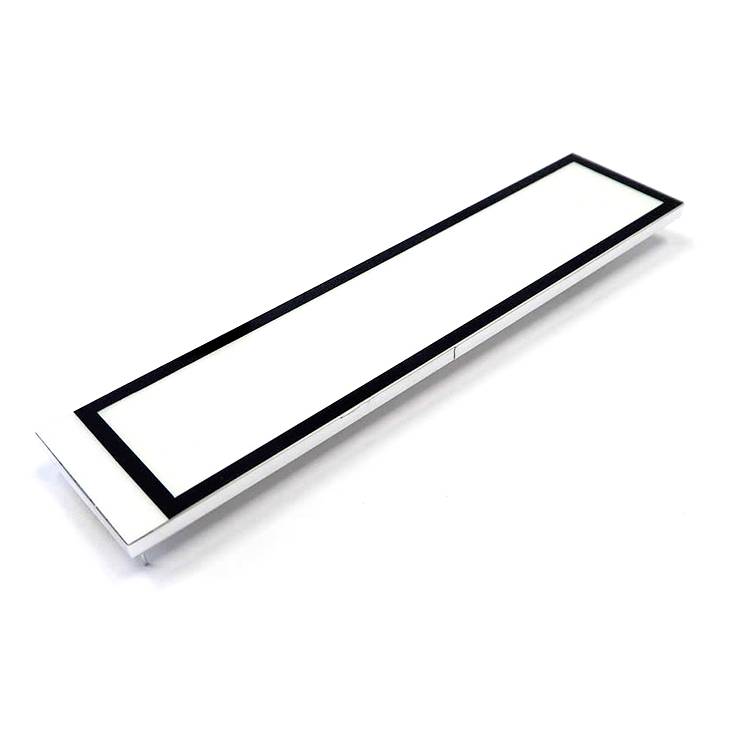 Obdélníkový LED panel v bílé barvě s černým rámečkem, ležící na bílém pozadí.