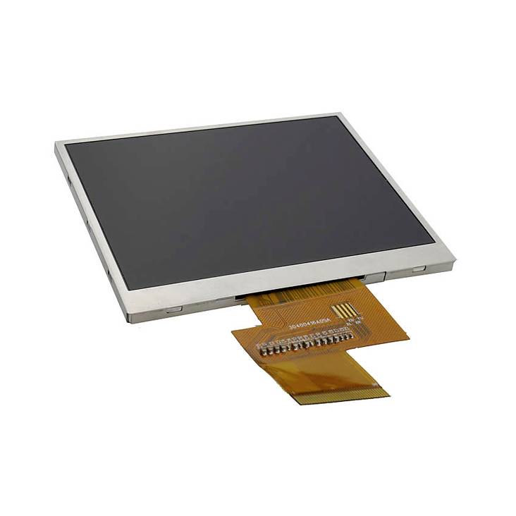Obdélníkový LCD displej s připojeným oranžovým flexibilním kabelem leží na bílém povrchu, znázorňující elektronickou součástku.