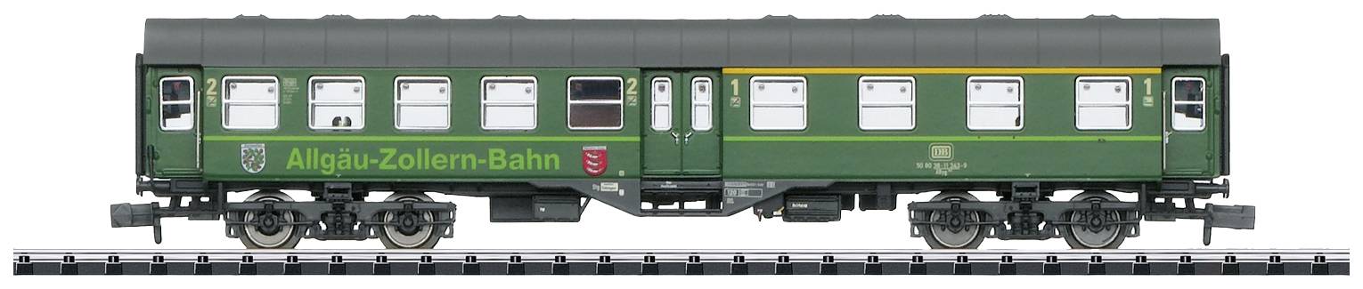 Zelený modelový vagon železnice Allgäu-Zollern na kolejích, boční pohled, viditelné detailní okna a nápisy.