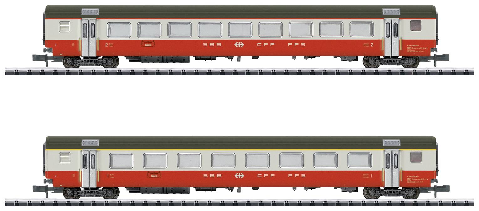 Dva červené a bílé vagony Švýcarských spolkových drah na kolejích s nápisem „SBB CFF FFS" v dopravní poloze.