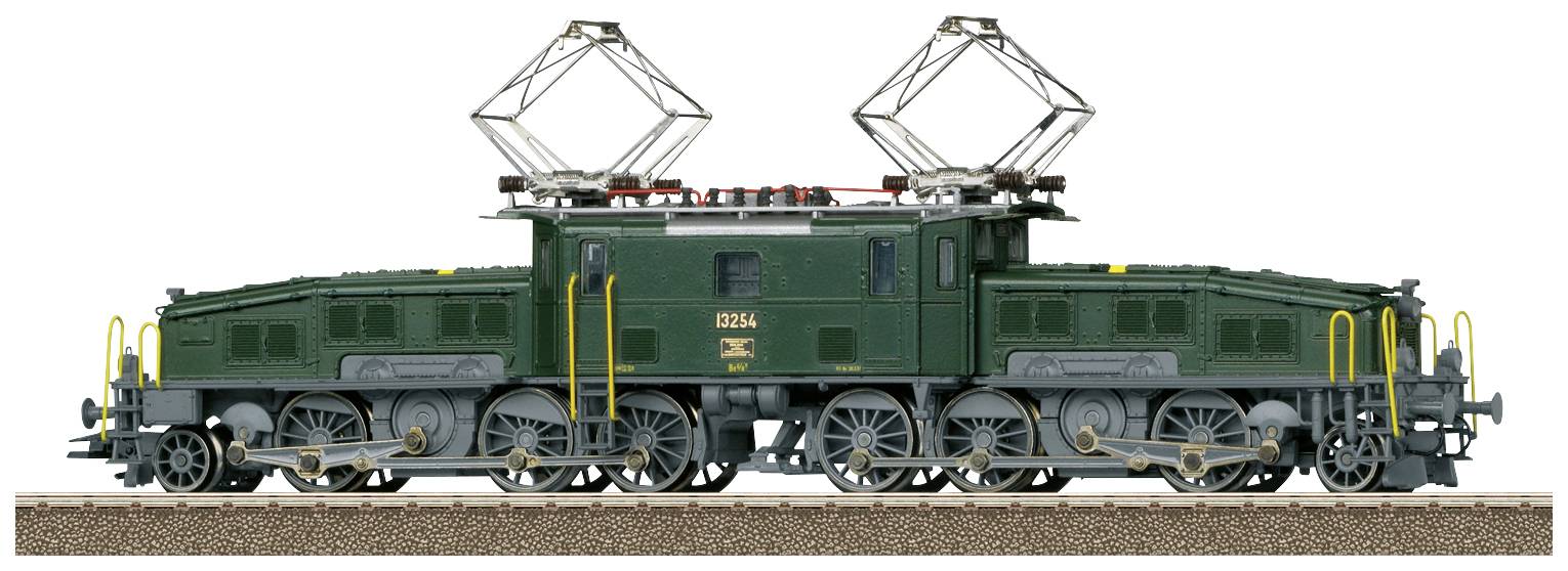 Zelený model elektrické lokomotivy se dvěma sběrači proudu na koleji. Detailní zobrazení lokomotivy.