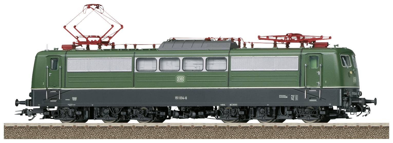 Zelený model elektrické lokomotivy Deutsche Bahn s červenými sběrači proudu, boční pohled na kolejích.