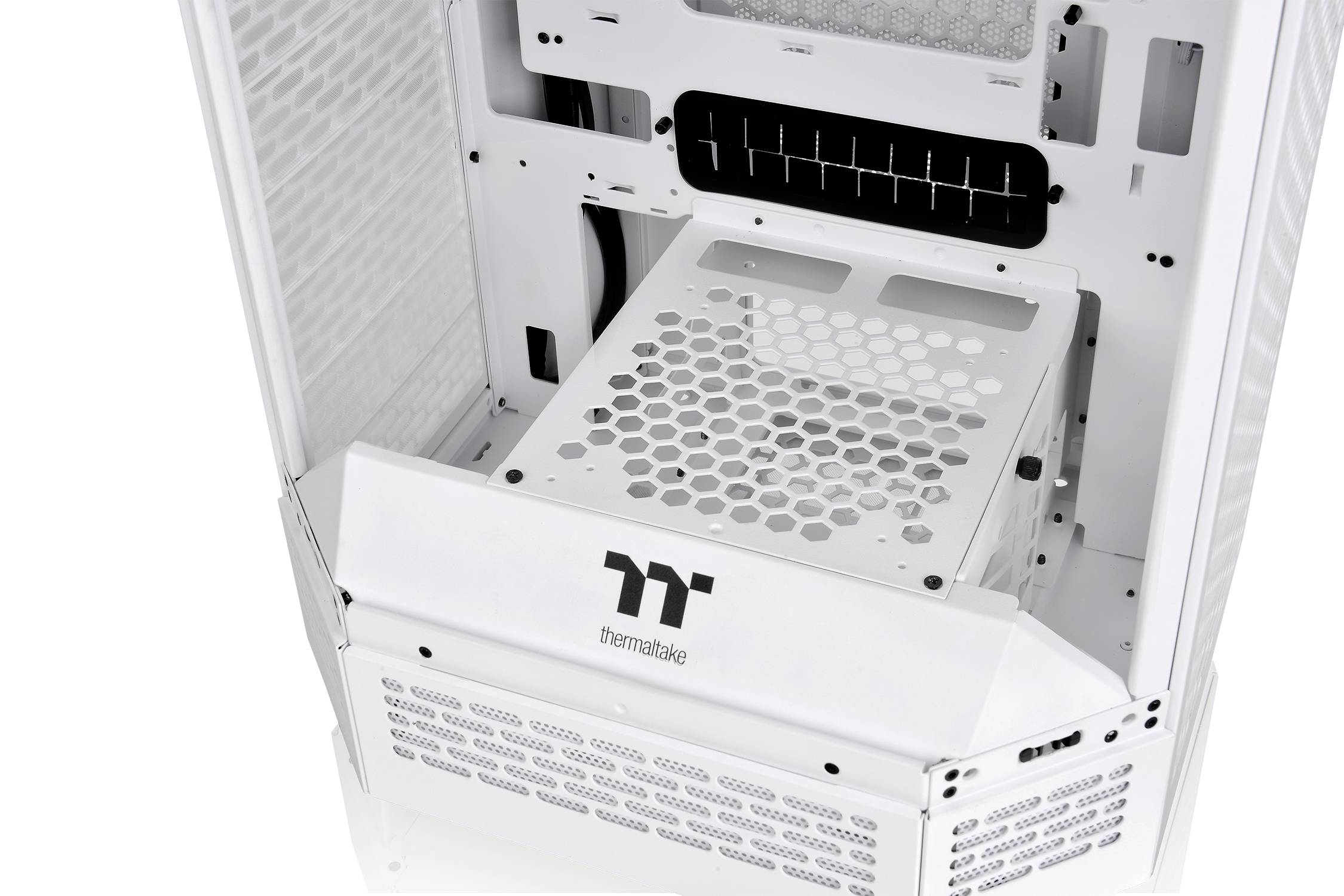Větrací mřížky a vnitřní pohled bílého počítačového skříně značky Thermaltake, který ukazuje možnosti větrání a montáže.