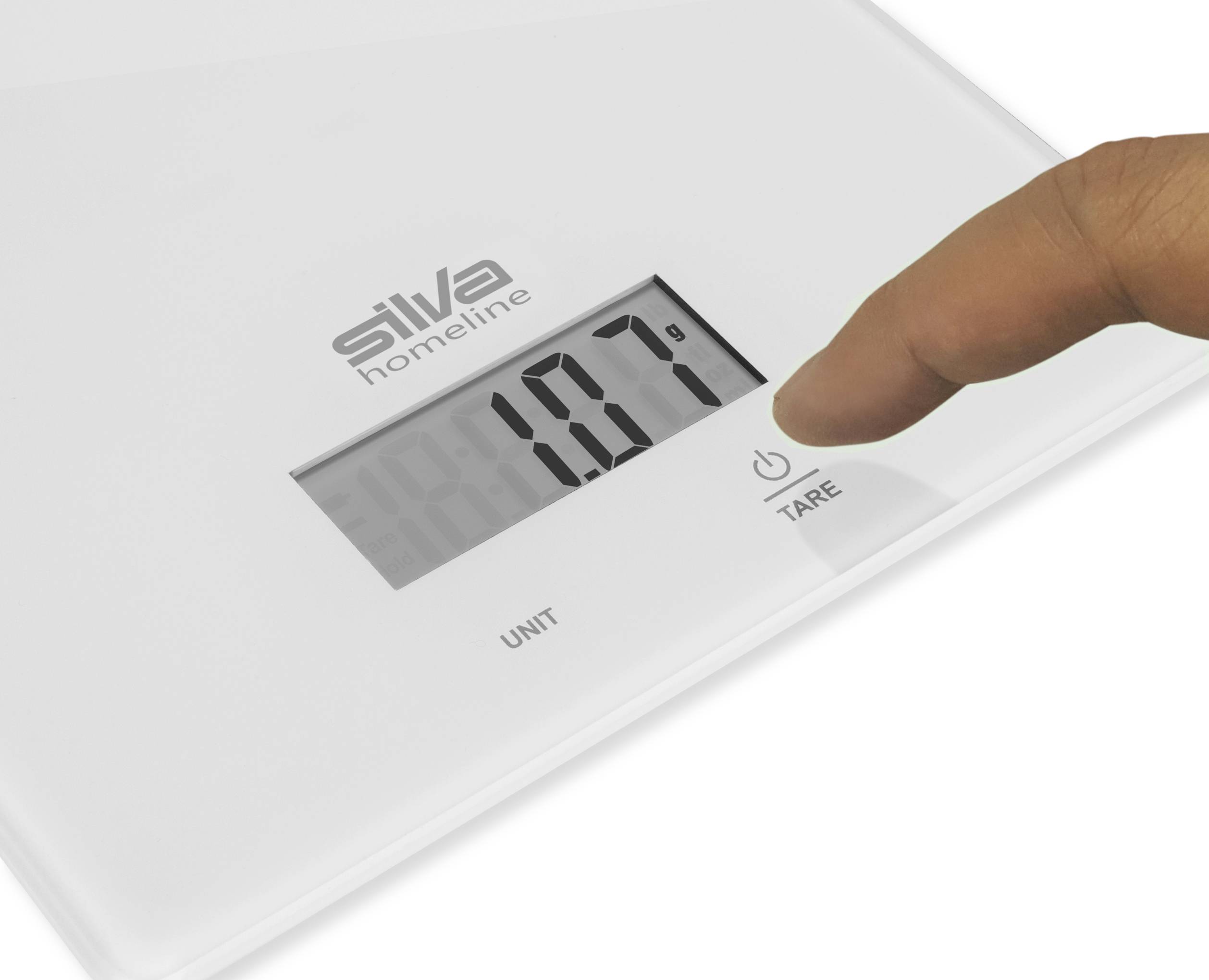 Osoba stiskne tlačítko 'TARE' na digitální kuchyňské váze, která ukazuje '100 g'.