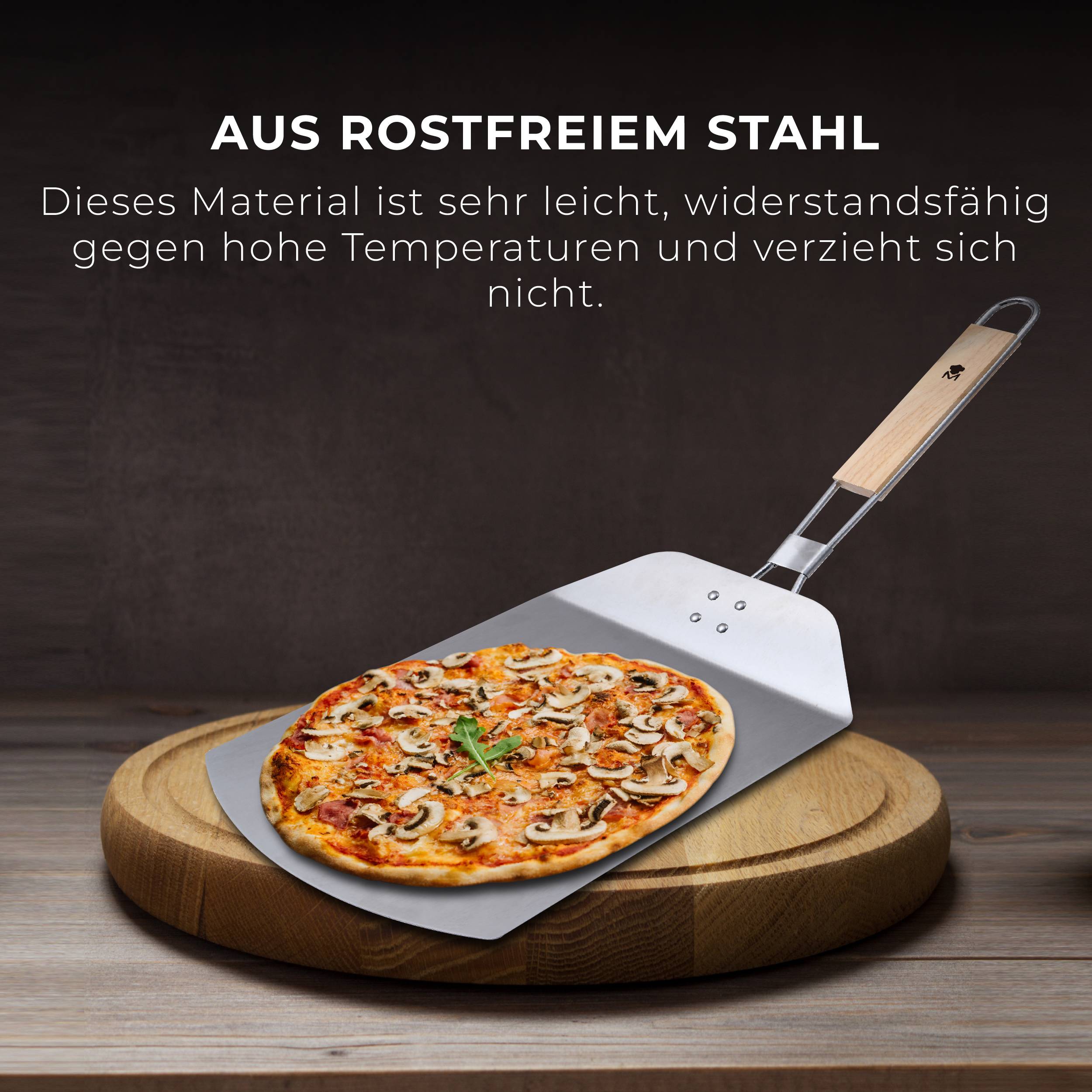 Ocelová pizza lopata na dřevěném podkladu, na které je připravená pizza s houbami jako posypem.