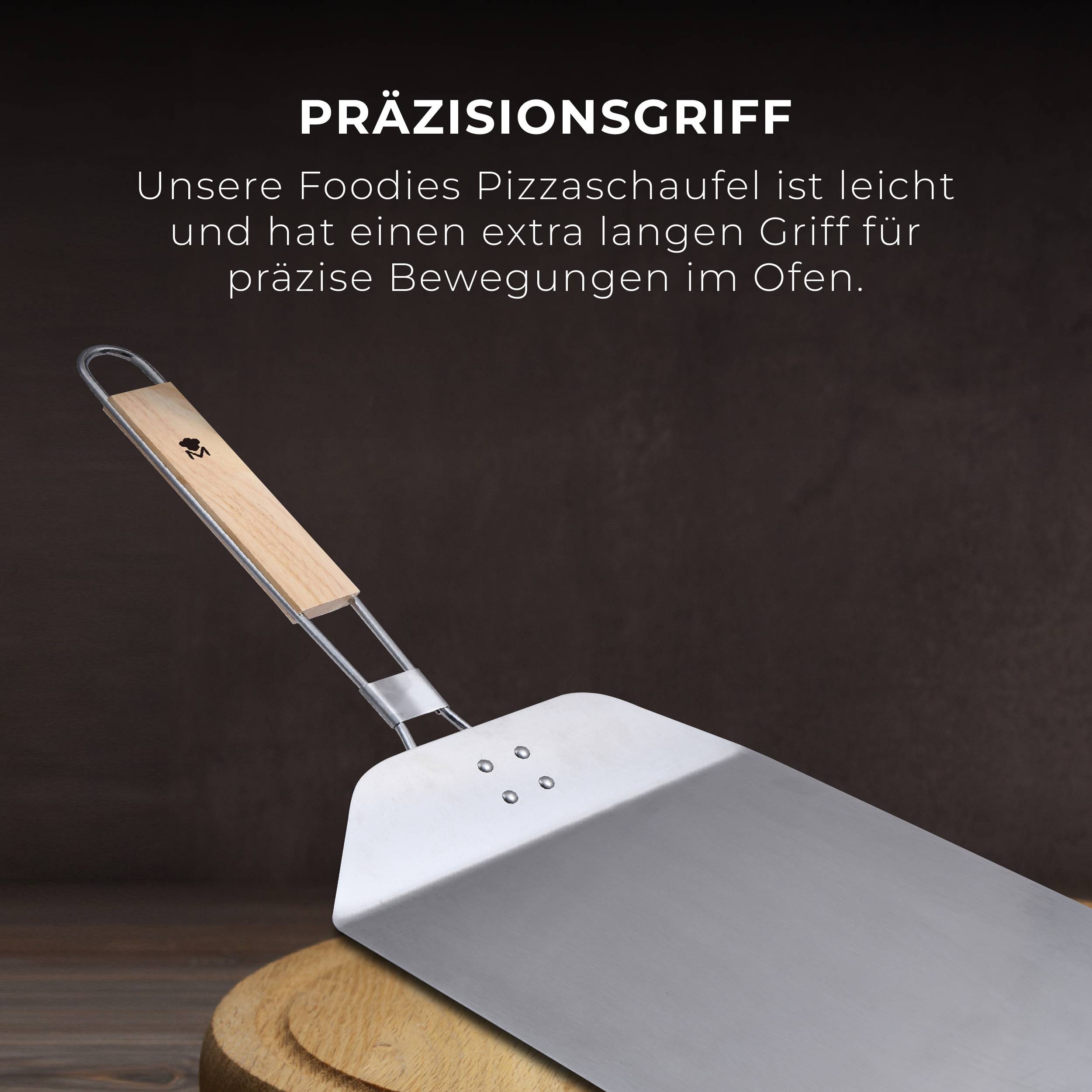 Dřevěná obracečka na pizzu leží na dřevěném stole. Text zdůrazňuje přesný úchop pro snadné manipulace v peci.